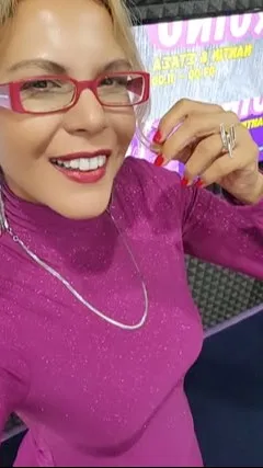 ai character: Ναντίν Γρηγορίου background