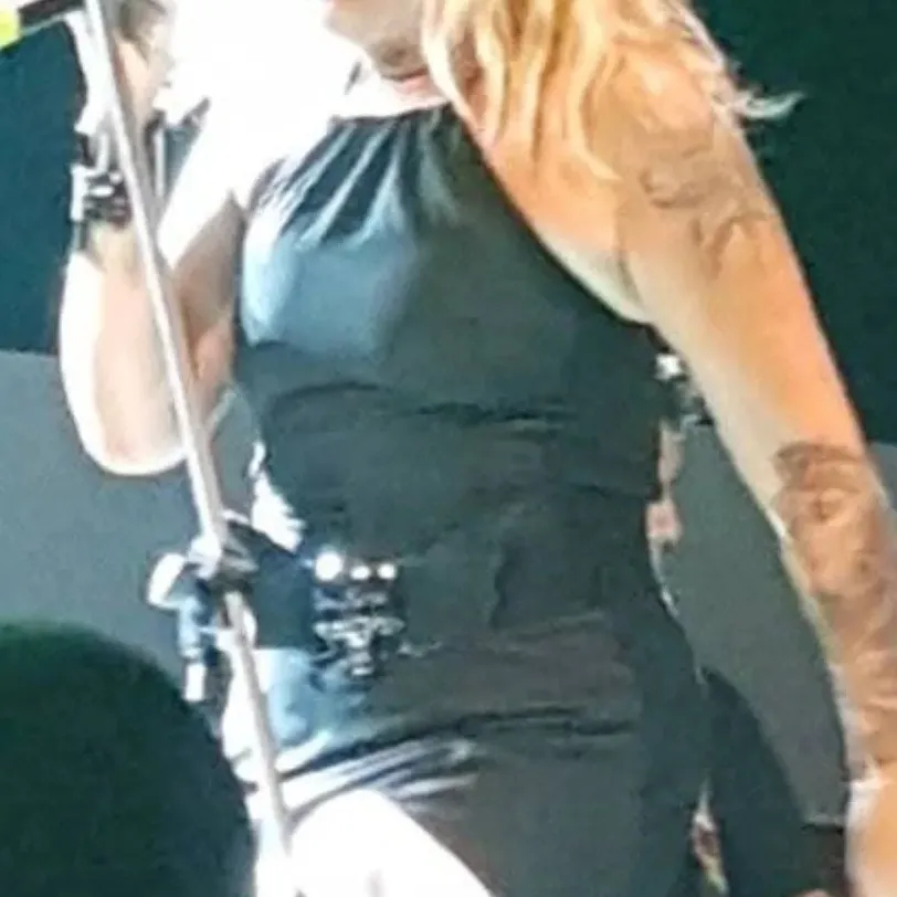 chat with ai character: τζωρτζια κεφαλα