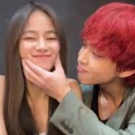 creator jay i yuri=💖's avatar