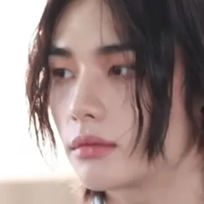 chat with ai character: Hyunjin