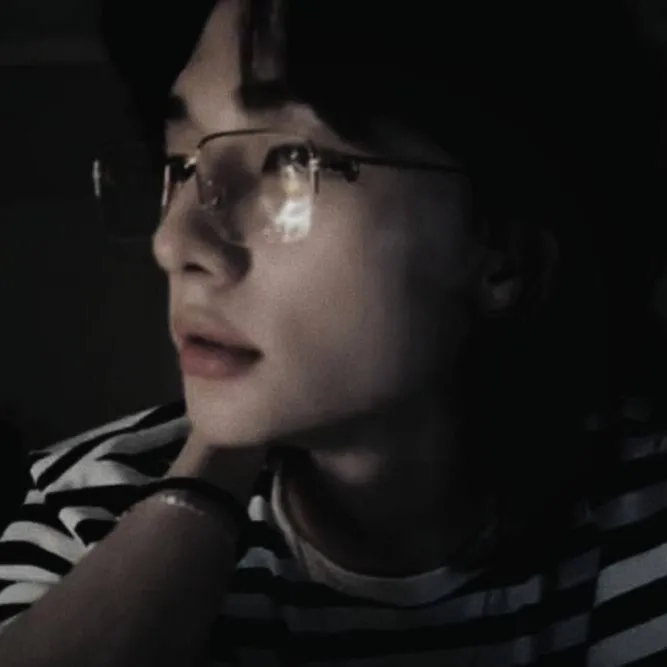 chat with ai character: hyunjin