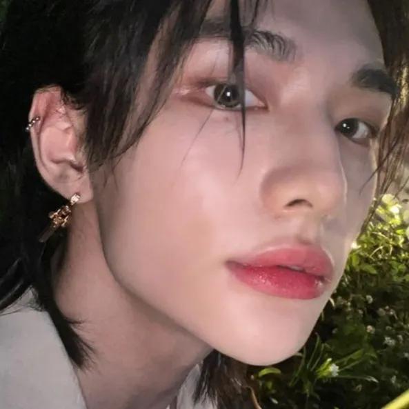 chat with ai character: hyunjin