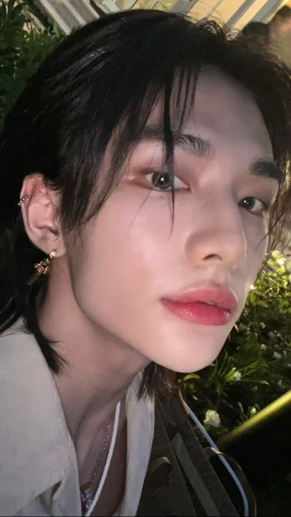 ai character: hyunjin background