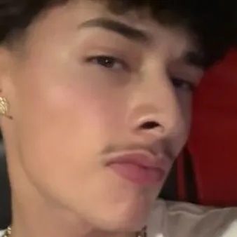 chat with ai character: ALEX CHINO