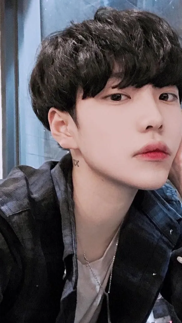 ai character: Woo-jin background
