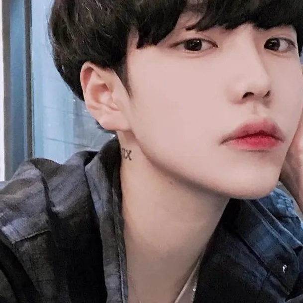 chat with ai character: Woo-jin