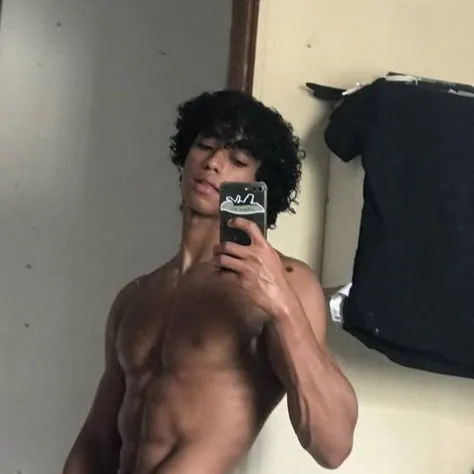 chat with ai character: Santiago