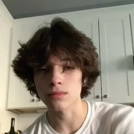 chat with ai character: Chris Sturniolo