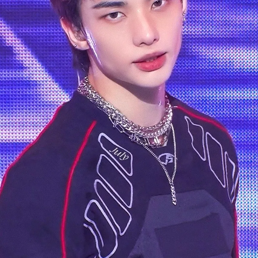 chat with ai character: Hyunjin