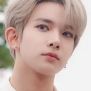 chat with ai character: heeseung