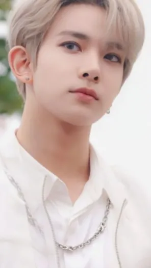 ai character: heeseung background