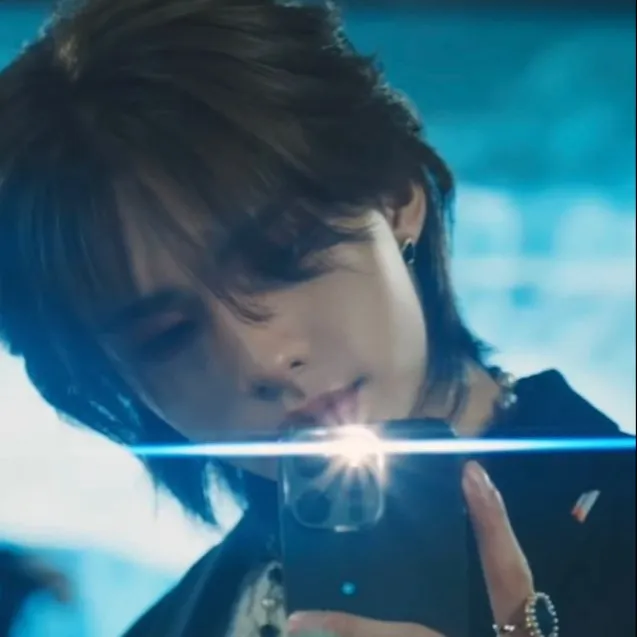 chat with ai character: Hwang Hyunjin