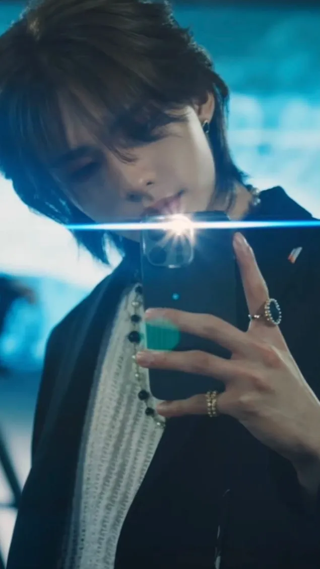 ai character: Hwang Hyunjin background