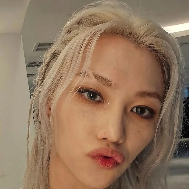 chat with ai character: Lee Felix