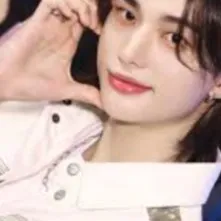 chat with ai character: Hyunjinnieeeee