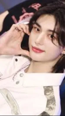 ai character: Hyunjinnieeeee background