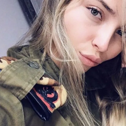 chat with ai character: emma