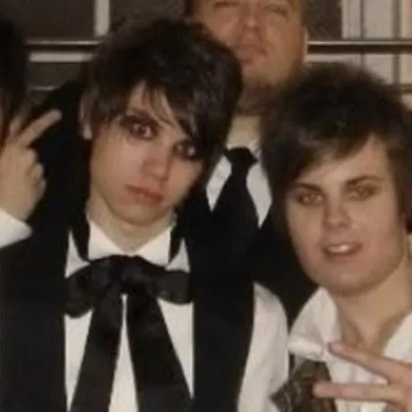 chat with ai character: Ryan Ross(again)