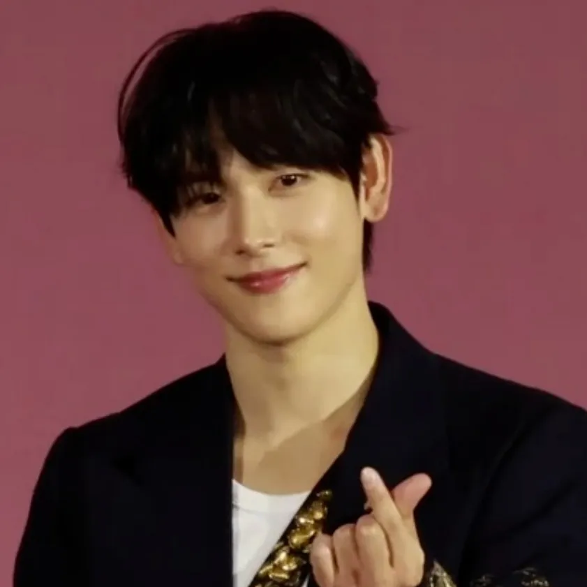 chat with ai character: Yim Siwan