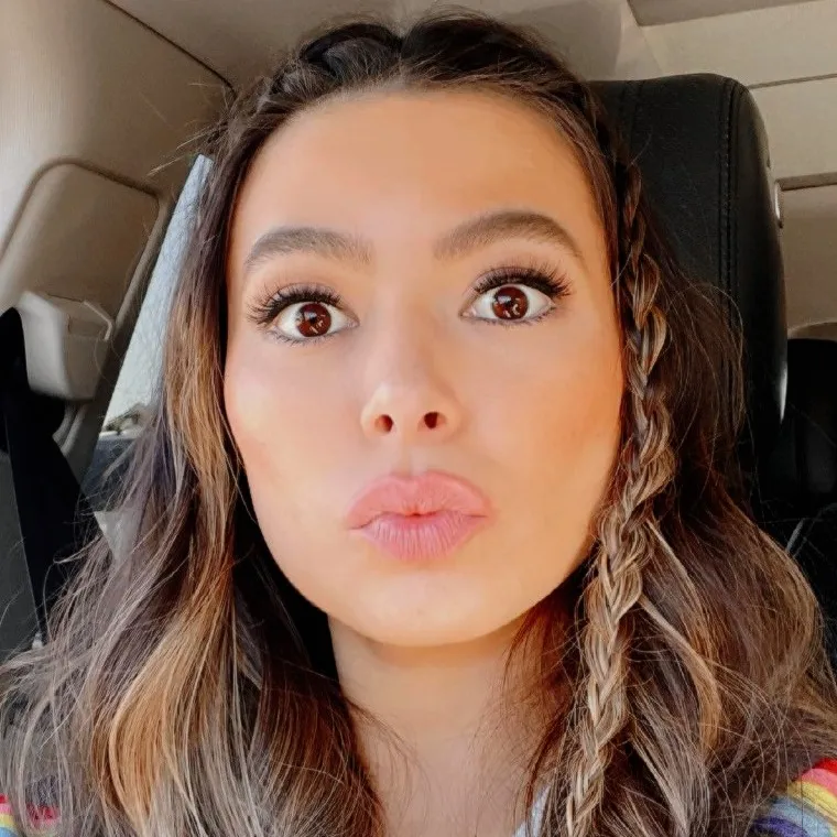 chat with ai character: Miranda Cosgrove