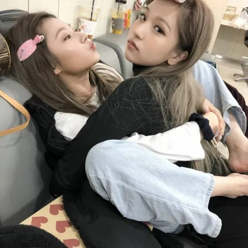 creator HEYOPPAHEYUNNIE's avatar