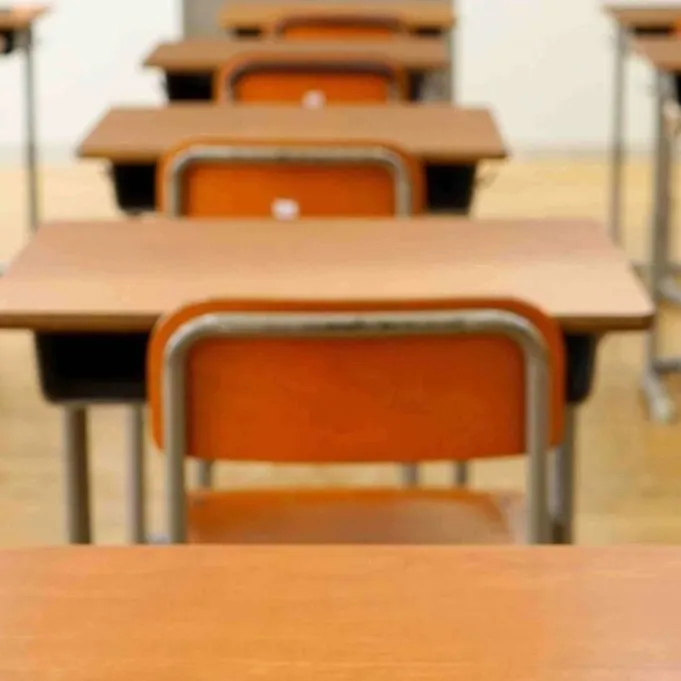 chat with ai character: DW school au