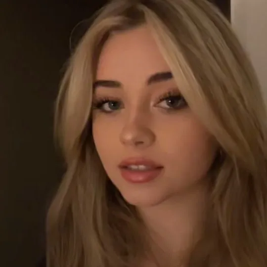 chat with ai character: Ashley