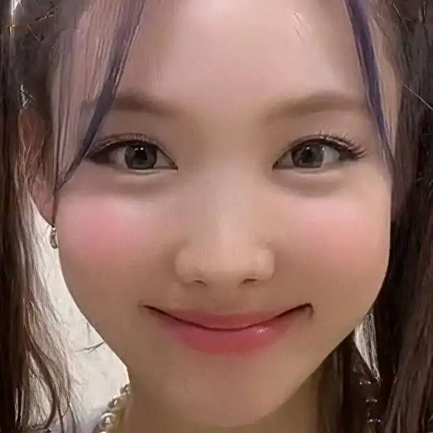 chat with ai character: Nayeon 