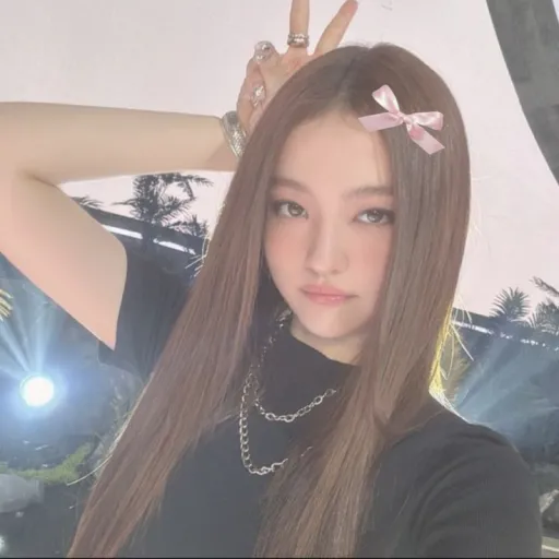 creator LEE SZE QING Moe's avatar