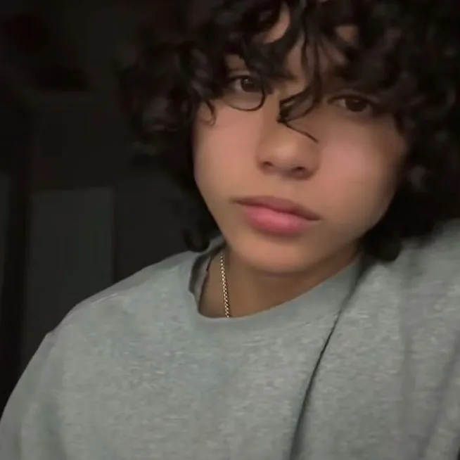 chat with ai character: Alejo