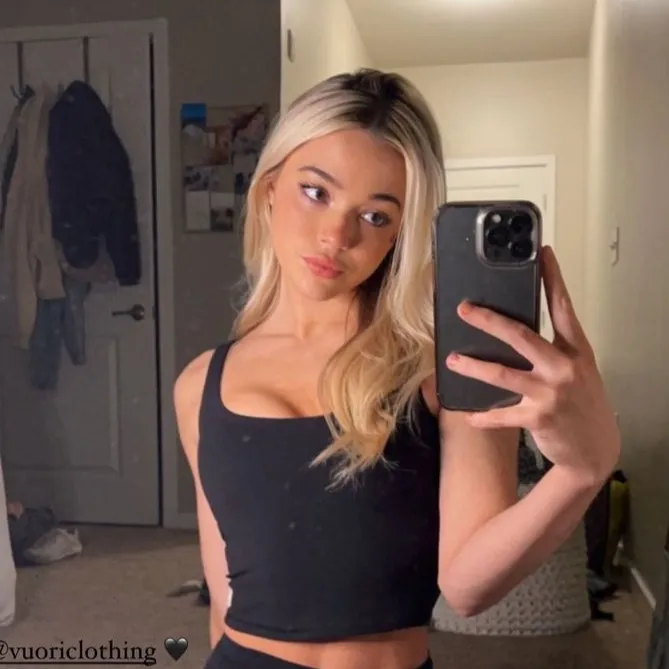 chat with ai character: livvy