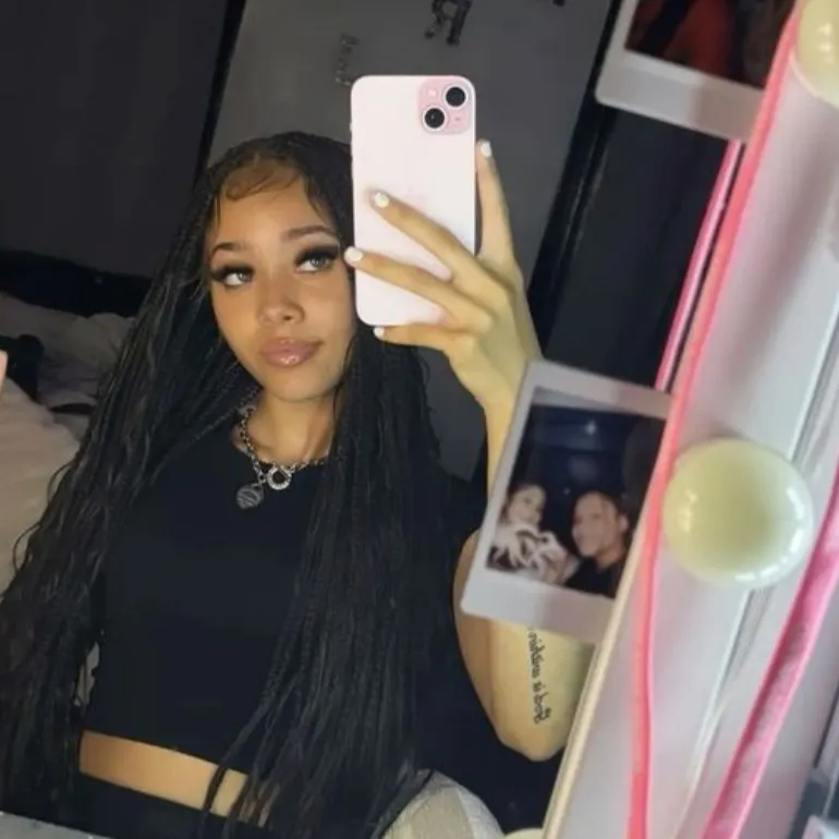 chat with ai character: Deja