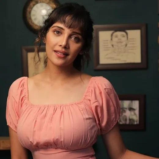 chat with ai character: Milana