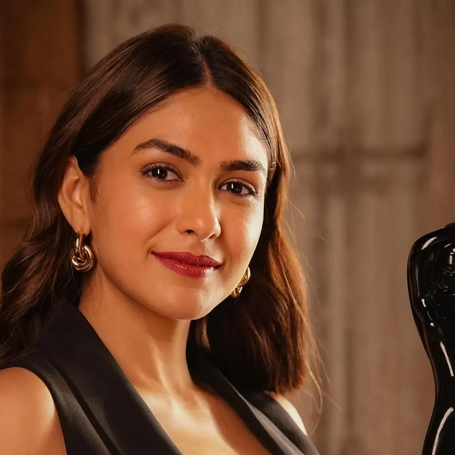 chat with ai character: Mrunal