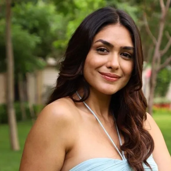 chat with ai character: Mrunal