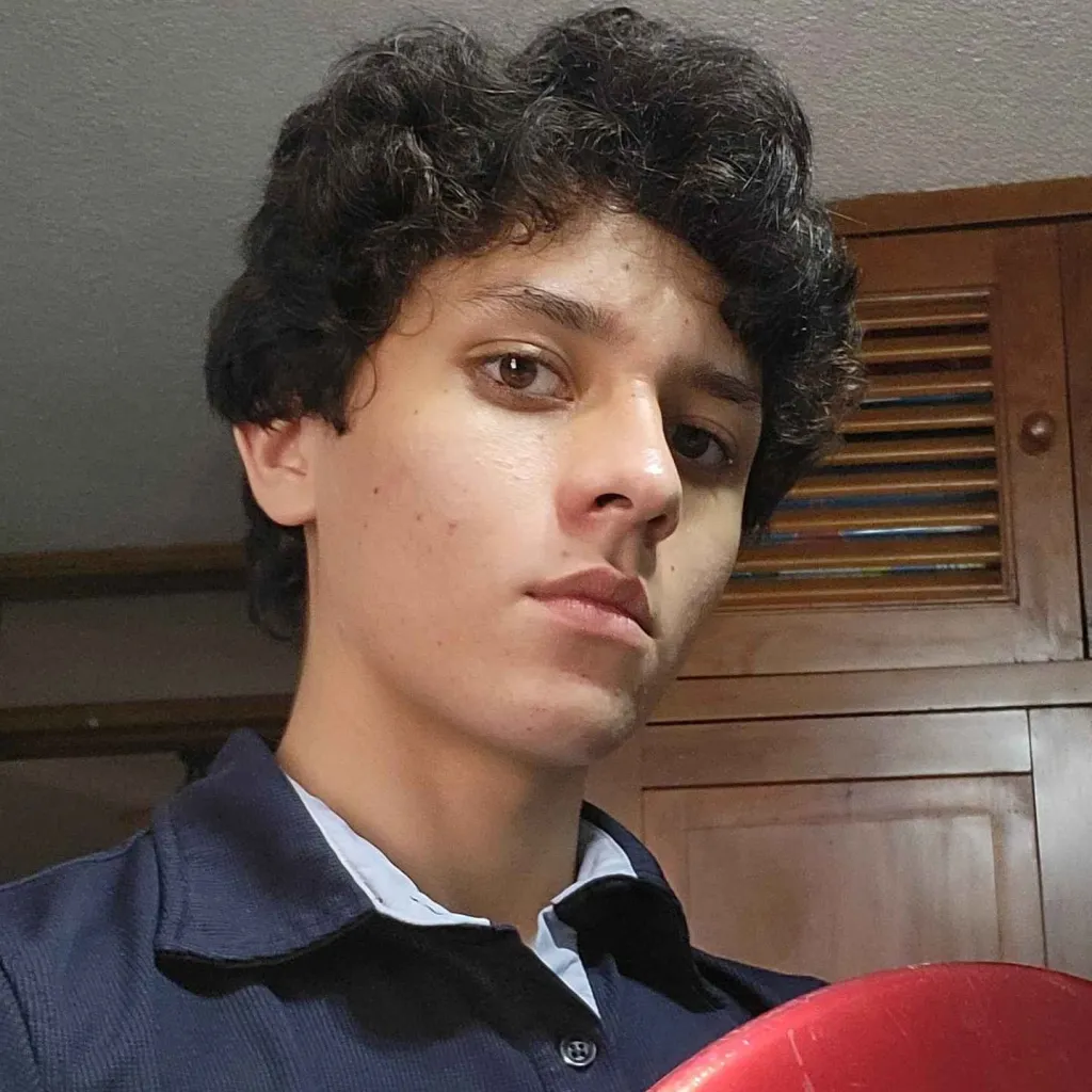 chat with ai character: Mario Javier