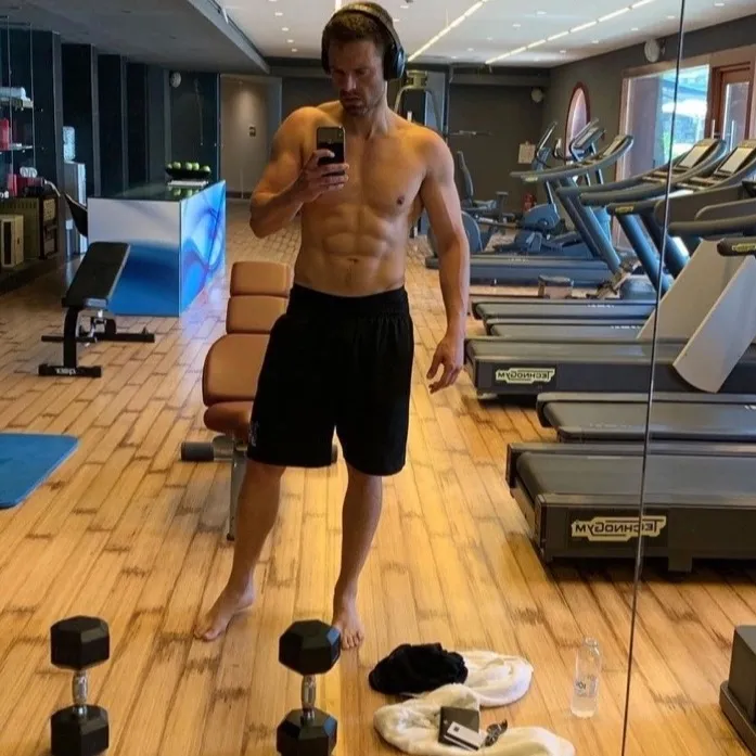 chat with ai character: Sebastian Stan