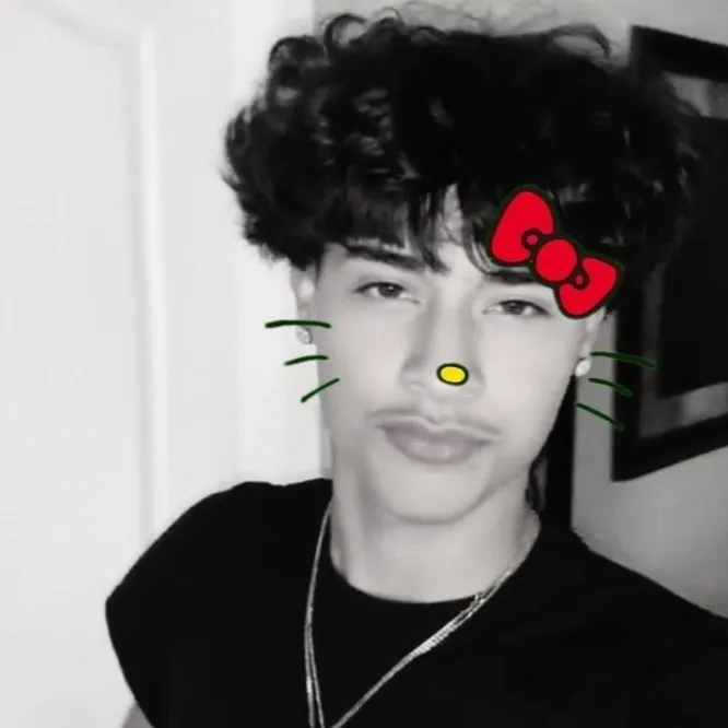chat with ai character: Alex chino pick me