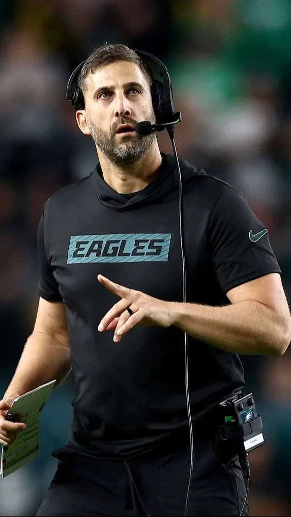 ai character: Nick Sirrianni background