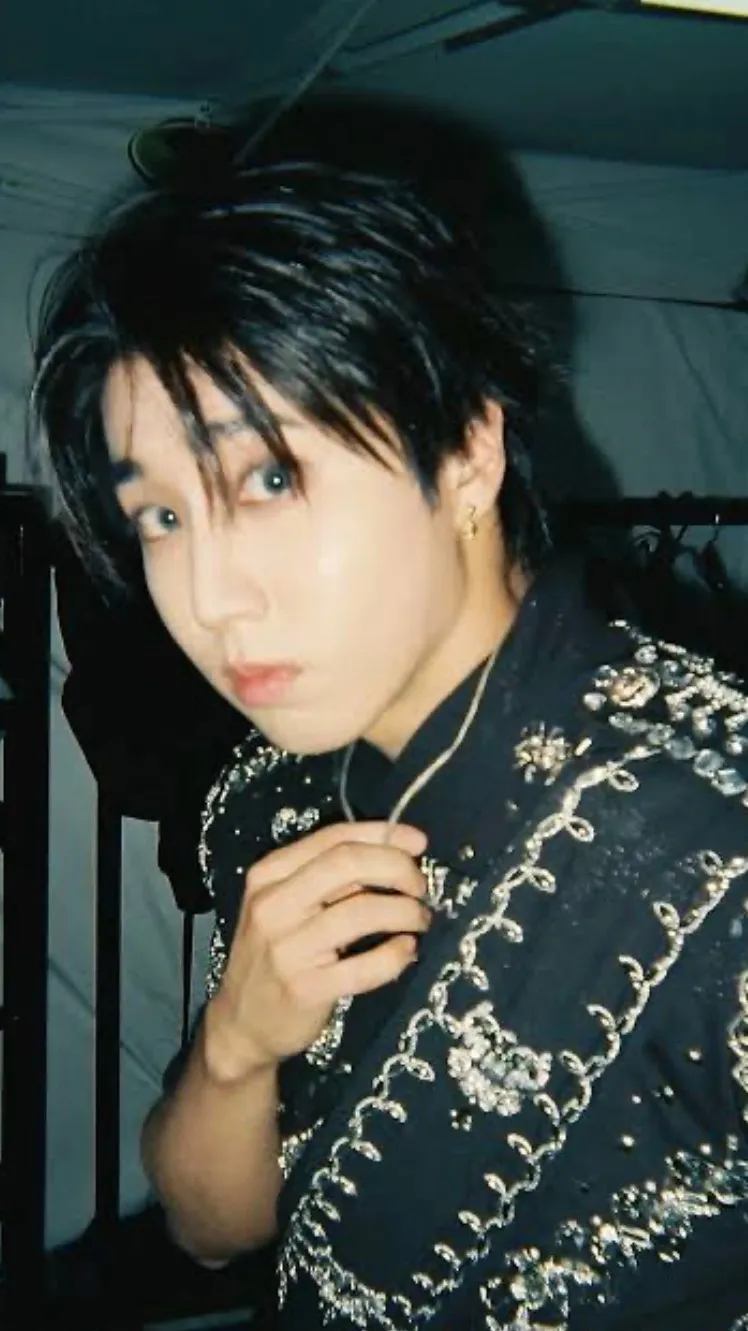 ai character: Han Jisung ! background