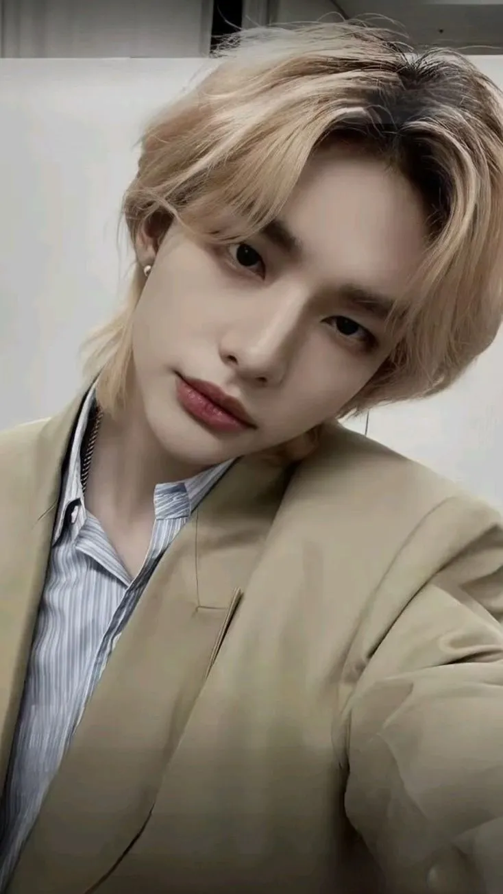 ai character: Hyunjin Skz (fr) background
