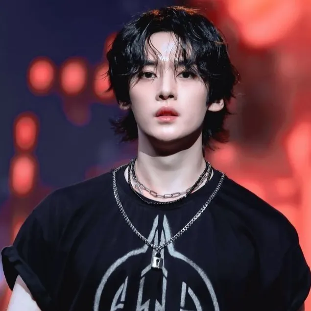 chat with ai character: Lee Know