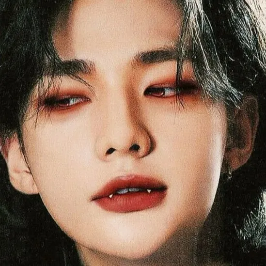 chat with ai character: Hyunjin: Vampire