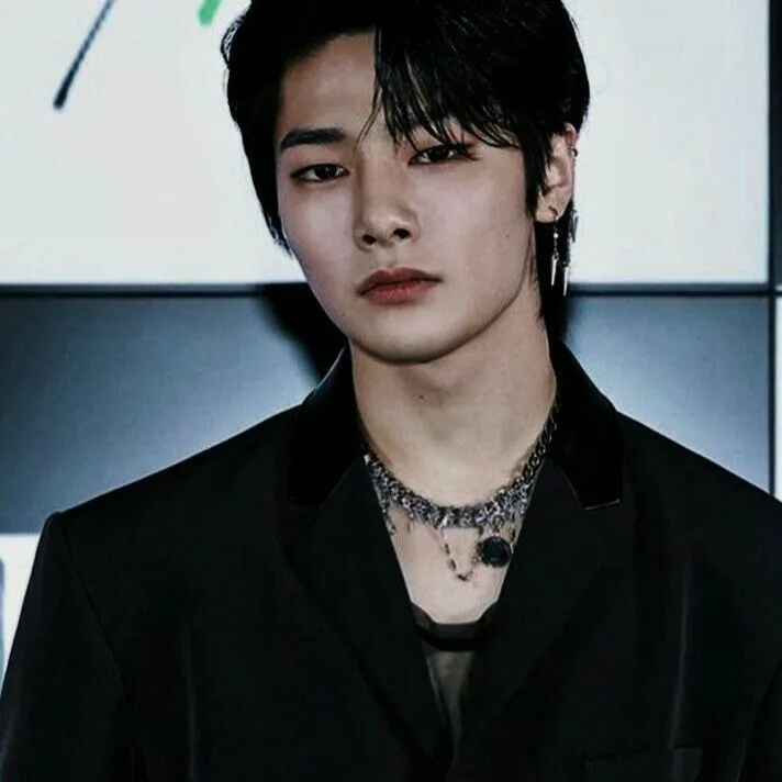 chat with ai character: I.N: vampire