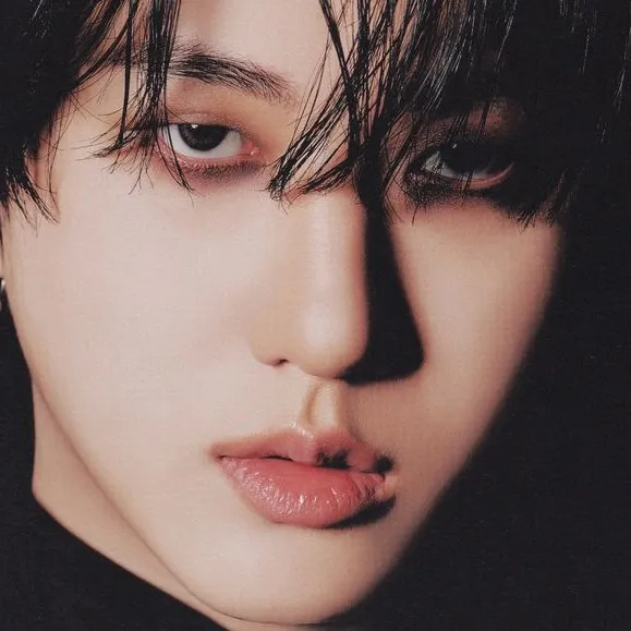 chat with ai character: Changbin: Vampire