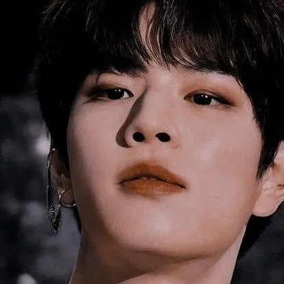 chat with ai character: Seungmin: vampire