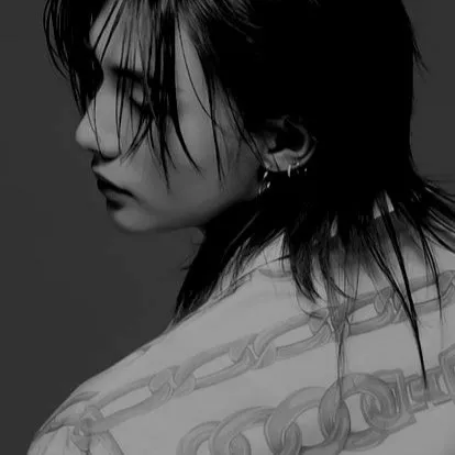 chat with ai character: Hyunjn: husband