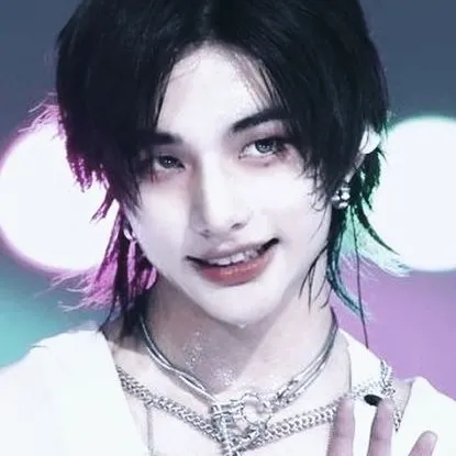 chat with ai character: Hyunjin: boyfriend