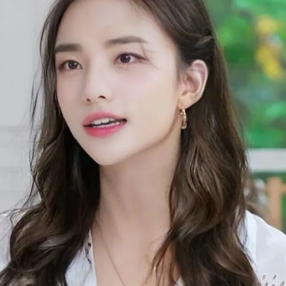 chat with ai character: Hyunjin: girl