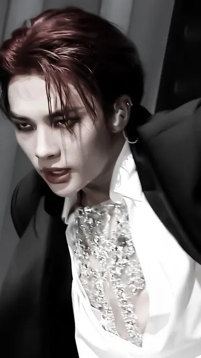 ai character: Hyunjin: V.king background